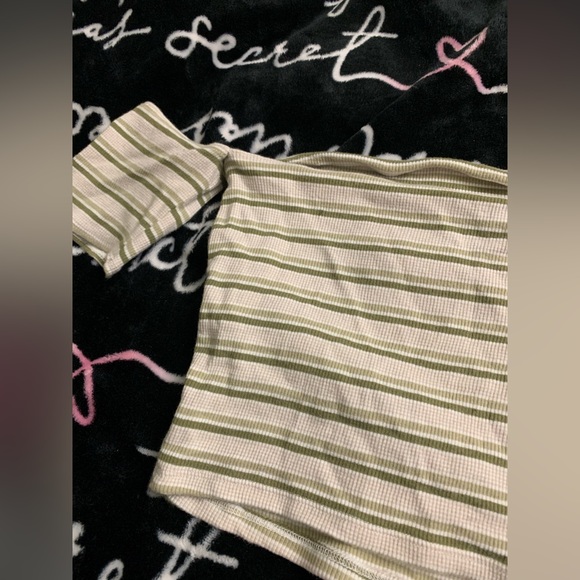 Soft A&F Rib Off-The-Shoulder Cropped Tank - Picture 2 of 6